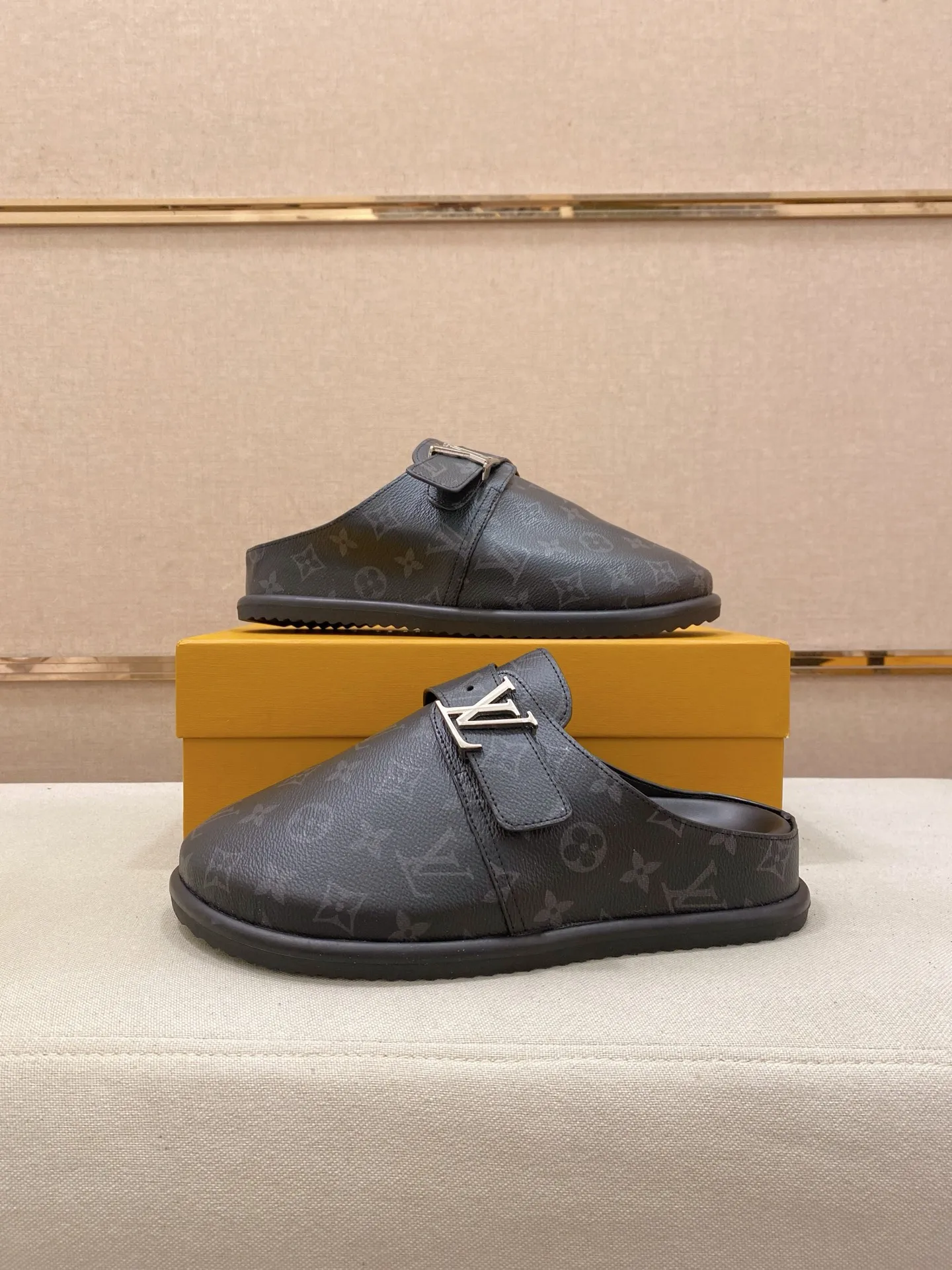 Men's shoes 💰: 360💰Made by LV🔍Top purchasing agents, men's spring and summer slippers are synchronized in the counters. The uppers are made of imported materials from Italy with logo graphics and high-quality craftsmanship. The soles: original soles specially provided by the original factory. The exclusive movable molded soles are super comfortable. Original goods follow the order, 🔍🔍high quality, you can enter and exit the counter at will. Welcome to compare, code number 38-44.